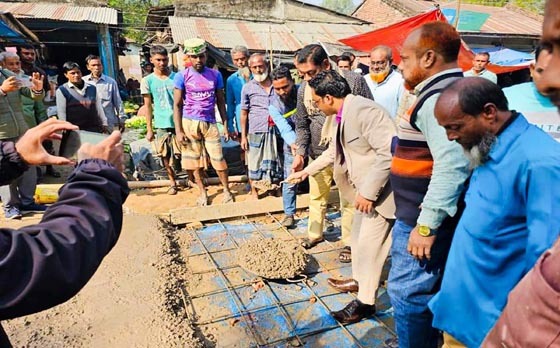 মান্দায় রাস্তার আরসিসি ঢালাই কাজ ইউএনওর পরিদর্শন