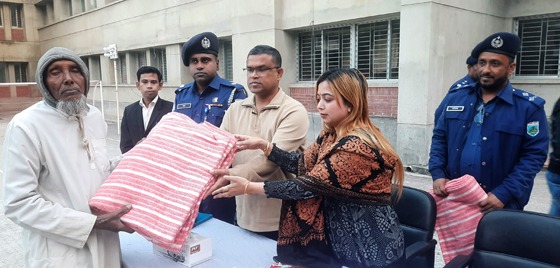 মহাদেবপুরে পুলিশ নারী কল্যাণ সমিতির শীতবস্ত্র বিতরণ