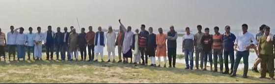 বালুমহাল বন্ধের দাবিতে নদী তীরে এলাকাবাসীর মানববন্ধন