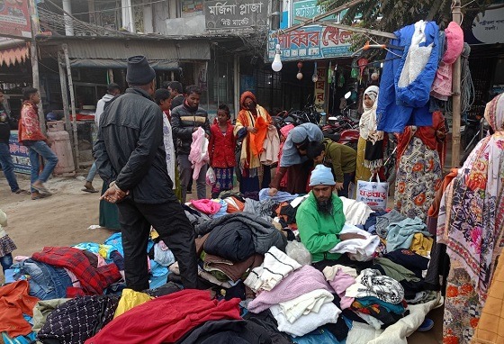 পত্নীতলায় শীতে কাবু ছিন্নমুল মানুষ ফুটপাতের দোকানে ভীড়