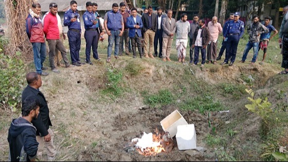 দেবহাটায় পুশকৃত ৩মন চিংড়িসহ ২জন আটক