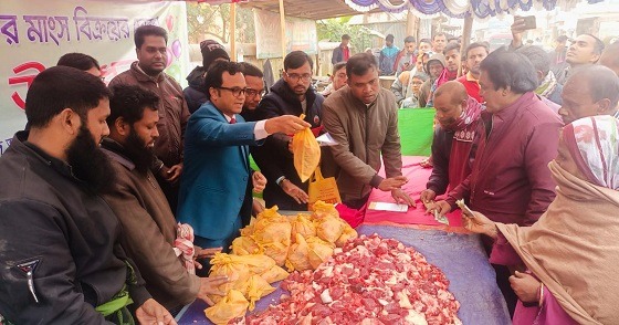 মান্দায় গরুর মাংস বিক্রির উদ্বোধন