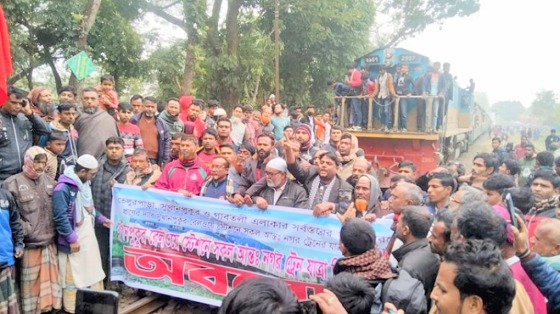 বগুড়ায় ট্রেন থামিয়ে যাত্রাবিরতির দাবিতে অবরোধ