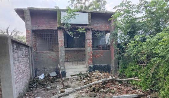 কয়রায় ঝুকিপুর্ন ভবনে চলে ডাক অফিসের কার্যক্রম