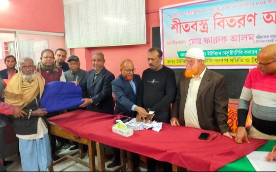 ডুমুরিয়ায় শীতার্থ মানুষের মাঝে শীতবস্ত্র বিতরণ