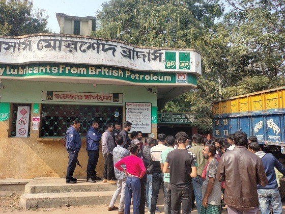 ঝিকরগাছায় পেট্রোল পাম্পে ৪০হাজার টাকা জরিমানা