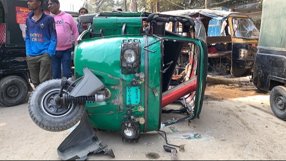 রাজশাহীতে সিএনজি স্ট্যান্ডে বাস শ্রমিকদের হামলা, গাড়ি ভাঙচুর