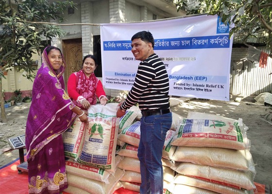 রাজারহাটের ইসলামিক রিলিফ বাংলাদেশের চাল বিতরণ