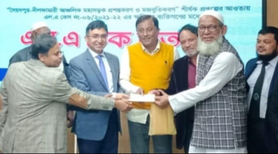 নীলফামারীতে ক্ষতিগ্রস্থদের মাঝে চেক বিতরণ