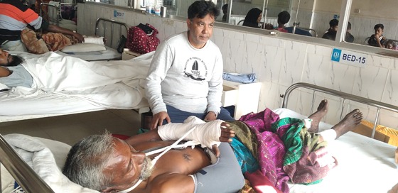 বাজিতপুরে প্রতিপক্ষের হামলায় বৃদ্ধ রিক্সাচালক ৫দিন ধরে হাসপাতালে