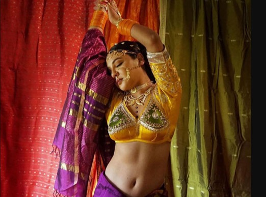 মোহনীয় রূপে জয়া