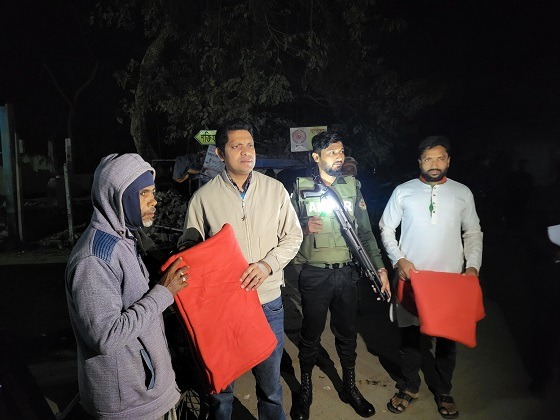 সাটুরিয়ায় ছিন্নমুলদের মাঝে কম্বল বিতরণ