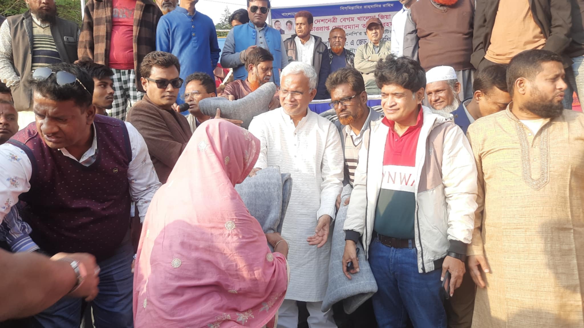 হিলিতে শীতার্থদের শীতবস্ত্র বিতরণ