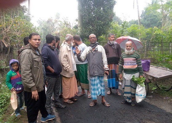 দিঘলিয়ায় কার্পেটিং কাজে নিম্নমানের সামগ্রী ব্যবহার