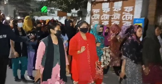 রাজশাহীতে গভীর রাতে মিছিল নিয়ে থানায় ছাত্রীরা