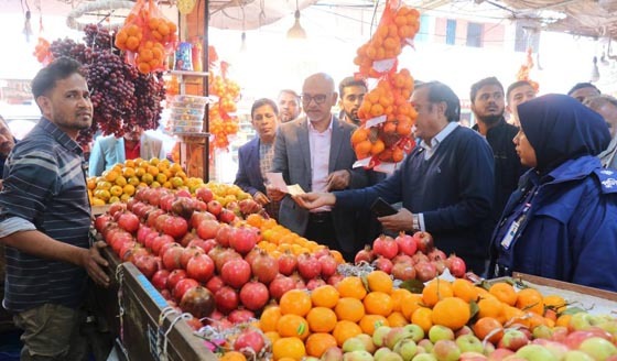 পিরোজপুরে বাজার মনিটরিং এ জেলা প্রশাসক