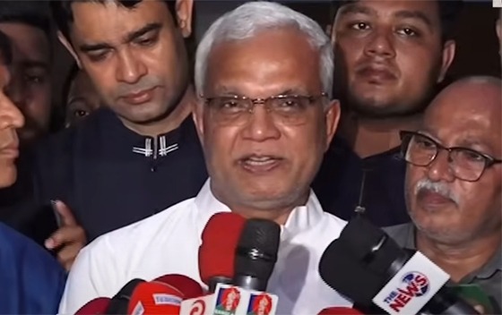 ‘রাজনীতিবিদদের অবদান অস্বীকার করা ঠিক না’