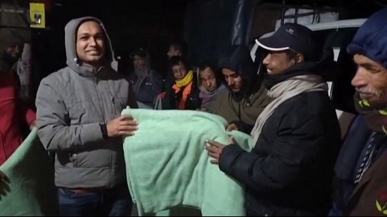 সরিষাবাড়ীতে শীতার্ত মানুষদের কম্বল বিতরণ