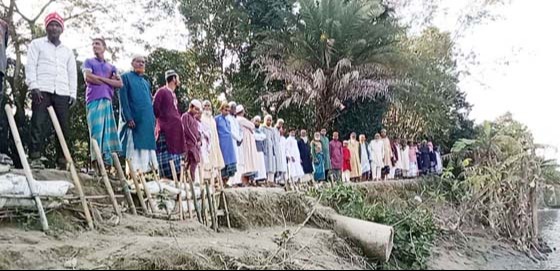 নড়াইলে নদী ভাঙ্গন রোধে এলাকাবাসীর মানববন্ধন