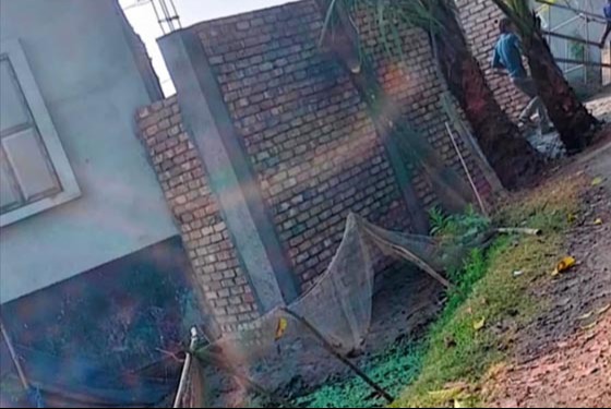 ডুমুরিয়ায় সরকারি জায়গা দখল করে পাকা প্রাচীর নির্মাণের অভিযোগ