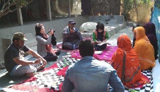 কয়রায় গ্রাম পরিদর্শনে শাপলা নীড়ের প্রতিনিধি