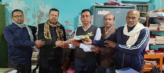 দিঘলিয়ায় নবাগত নায়েবদ্বয়কে ফুলেল শুভেচ্ছা