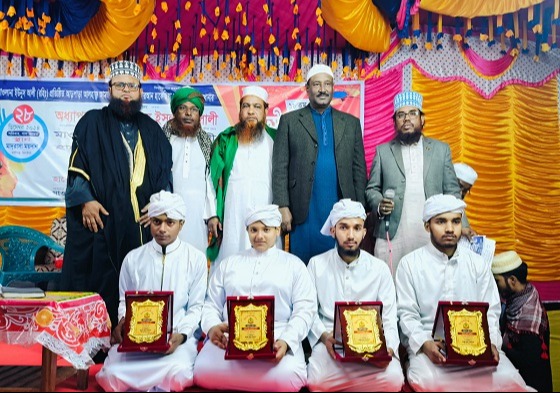 কালীগঞ্জে মাহফিলে হাফেজদের সম্মাননা প্রদান