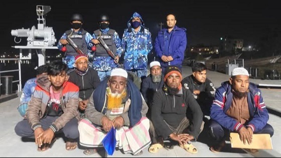 মেঘনায় অবৈধভাবে বালু উত্তোলনকালে আটক ৯