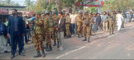 মোল্লাহাটে ঢাকামুখী শিক্ষার্থীদের বাসে হামলা, সংঘর্ষে রণক্ষেত্র