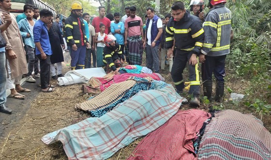 চট্টগ্রামে মর্মান্তিক সড়ক দুঘটনায় নিহত ১১