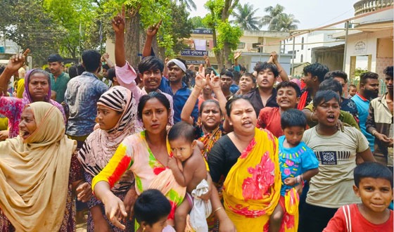 কালীগঞ্জে মহাসড়ক-থানা অবরোধ করে ওসির অপসারণের দাবিতে বিক্ষোভ