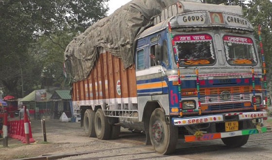 টানা ৮ দিন বন্ধ পর হিলি বন্দর দিয়ে আমদানি-রপ্তানি শুরু