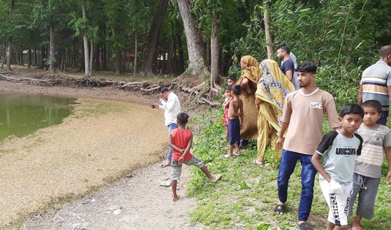 পুকুর থেকে নবজাতকের গলিত মরদেহ উদ্ধার