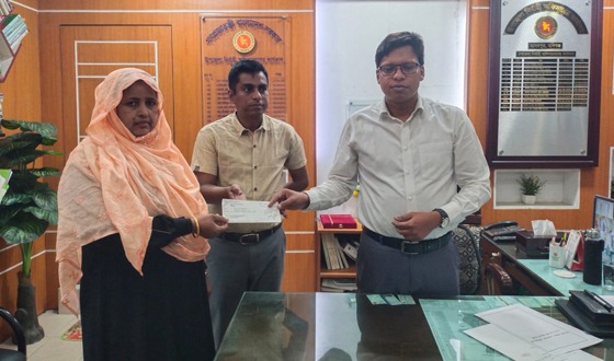 মাধবপুরে গাভী পালনের জন্য ১০ লাখ টাকার চেক হস্তান্তর