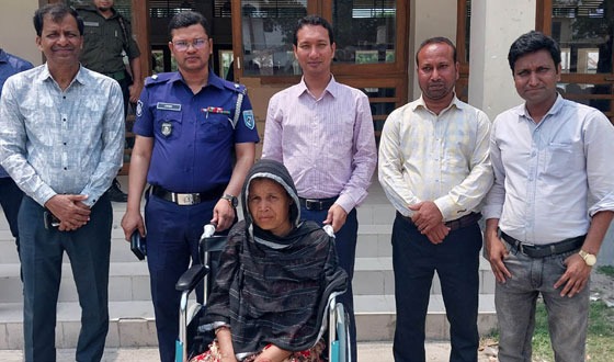 নাগেশ্বরীতে হুইল চেয়ার পেলো প্রতিবন্ধী মর্জিনা বেগম