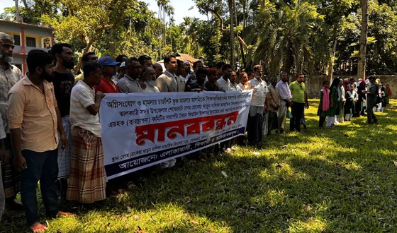 ঝালকাঠিতে বিদ্যালয়ের নবগঠিত এডহক কমিটির সভাপতির অপসারন দাবিতে মানববন্ধন
