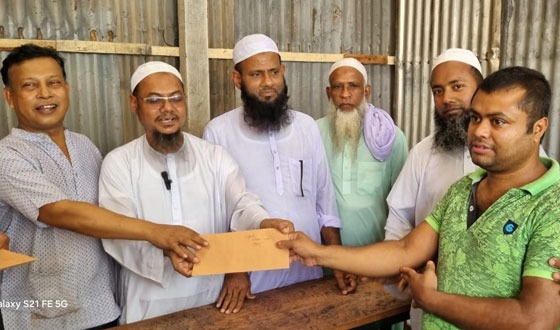 হাইমচরে অগ্নিকান্ডে ক্ষতিগ্রস্তদের নগদ অর্থ বিতরণ