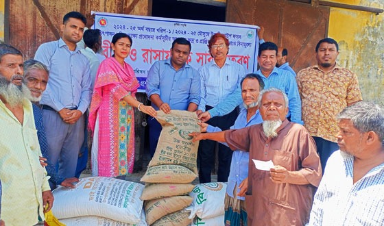 কাউখালীতে বিনামূল্যে বীজ ও রাসায়নিক সার বিতরণ