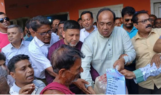 আশাশুনির ভাঙ্গন কবলিত এলাকায় জেলা বিএনপি নেতৃবৃন্দের সফর ও সহায়তা প্রদান