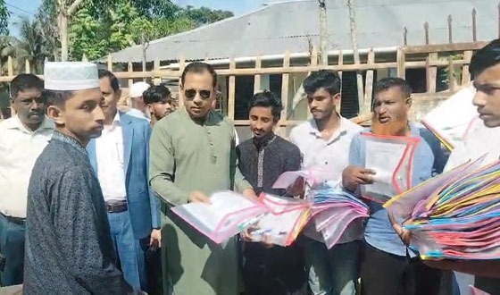 কচুয়া ফাউন্ডেশন এর উদ্যোগে পরীক্ষাথীদের শিক্ষা উপকরণ বিতরণ