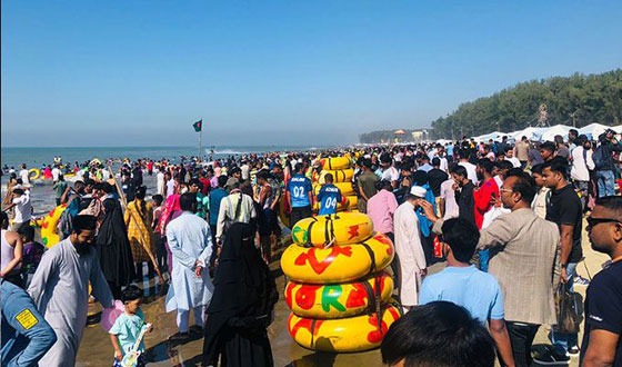 পর্যটকের উচ্ছ্বাস রাঙিয়েছে সমুদ্র সৈকতকে