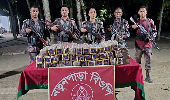 মহেশপুর সীমান্তে মাদক, আতসবাজিসহ ২৫ বাংলাদেশি আটক