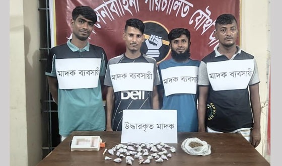 চাঁদপুর পুরাণ বাজারে অভিযান, ৪ মাদক ব্যবসায়ী আটক
