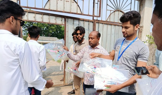 গফরগাঁওয়ে এসএসসি পরীক্ষার্থীর মাঝে পরীক্ষা সহায়ক সামগ্রী বিতরণ