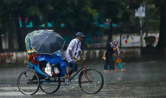 ভ্যাপসা গরমের পর ঢাকায় স্বস্তির বৃষ্টি, প্রাণ ফিরে পেল নগরজীবন
