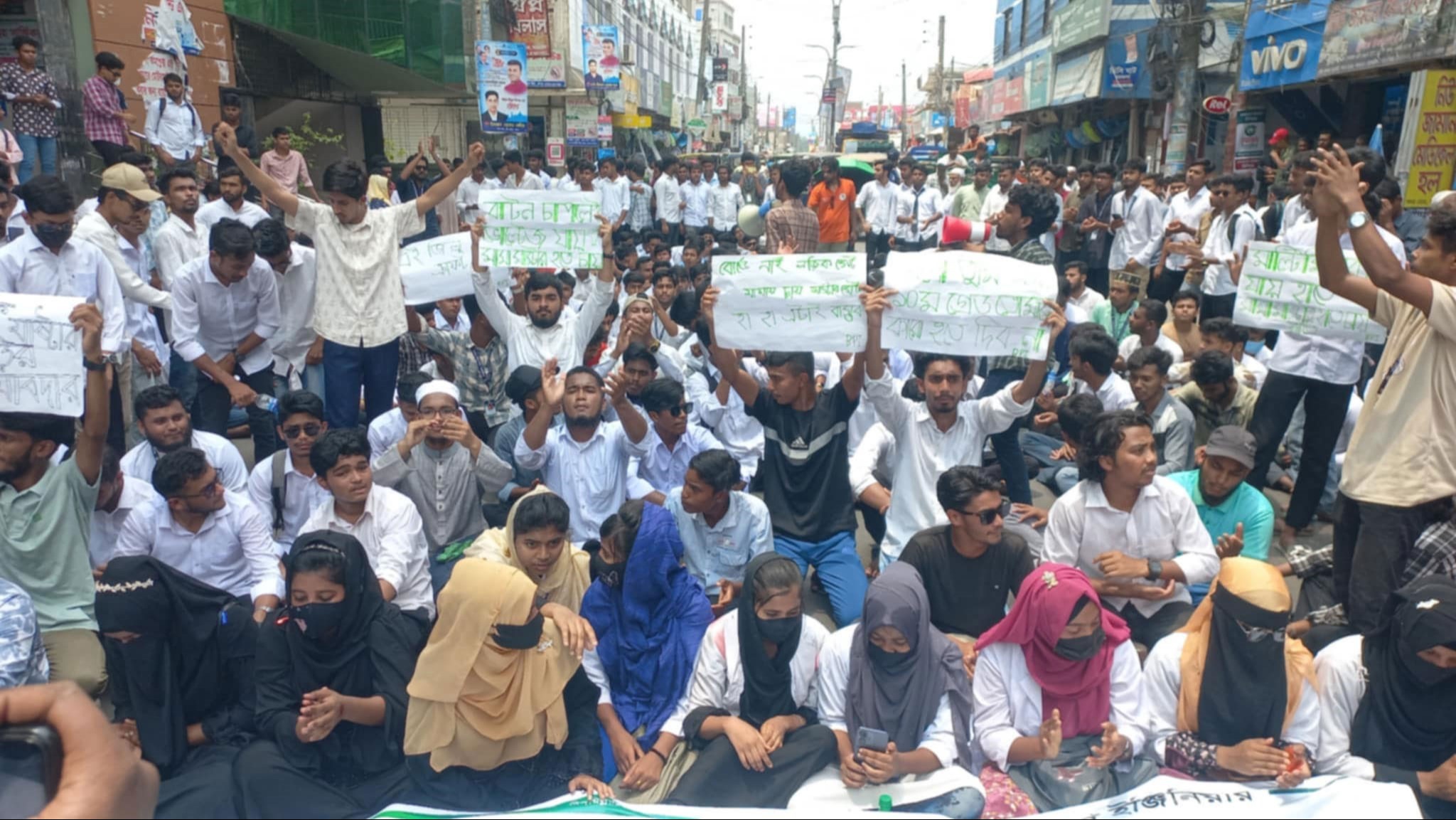 বরগুনায় পলিটেকনিক শিক্ষার্থীদের ৬ দফা দাবিতে মহাসড়ক অবরোধ