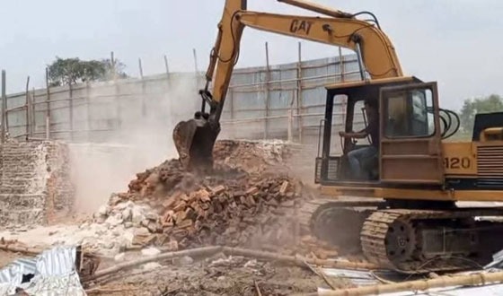 গজারিয়ায় একাধিক চুনা কারখানা গুঁড়িয়ে দিল তিতাস