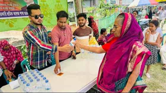 কালীগঞ্জে ছাত্রদলের পরীক্ষার্থী অভিভাবকদের মাঝে পানি ও স্যালাইন বিতরণ