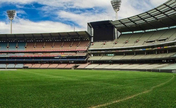 খেলা চলাকালীন সময় মাঠেই লুটিয়ে পড়লেন আম্পায়ার