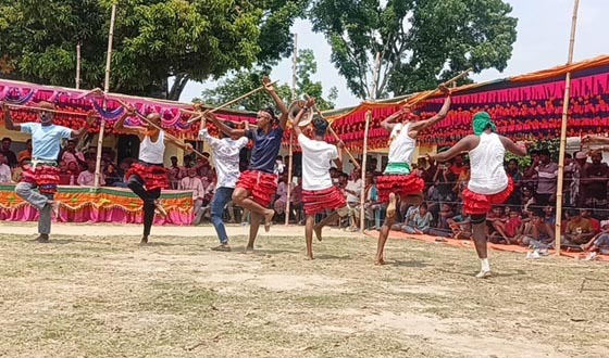 কালীগঞ্জে ঐতিহ্যবাহী লাঠিখেলায় মুগ্ধ হাজার দর্শক